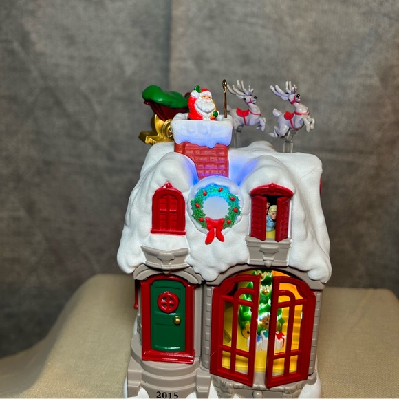 2015 Up on the Housetop Hallmark Keepsake Ornament - Picture 2 of 16